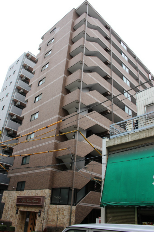 落ち着きのある外観。平成28年３月に大規模修繕完了予定です。