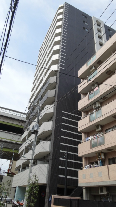 山手通り沿いに面する大規模マンションは2008年築と古さを感じさせません。